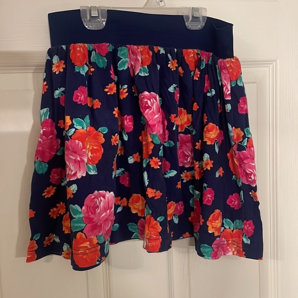 Forever 21 navy and floral skirt - Picture 2 of 3